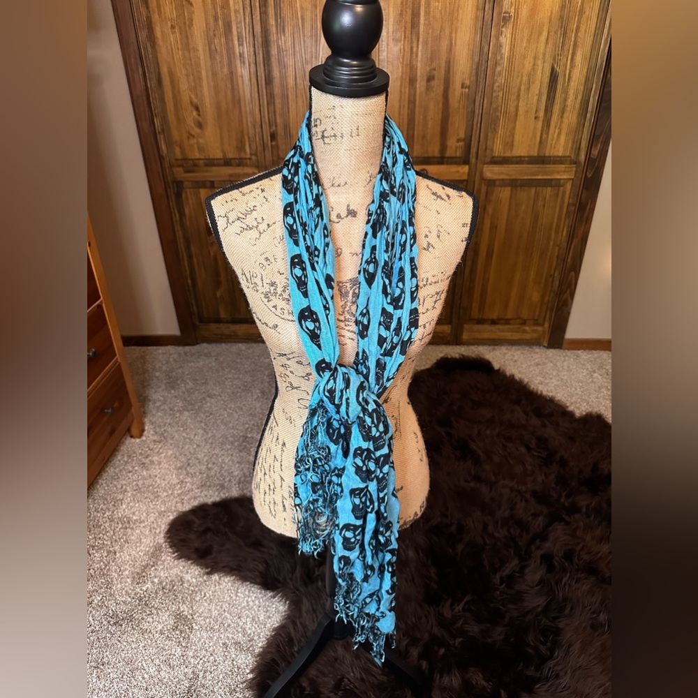 Natasha skull scarf